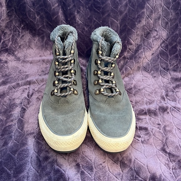 Converse snow boots, size 6 women’s - Picture 3 of 5